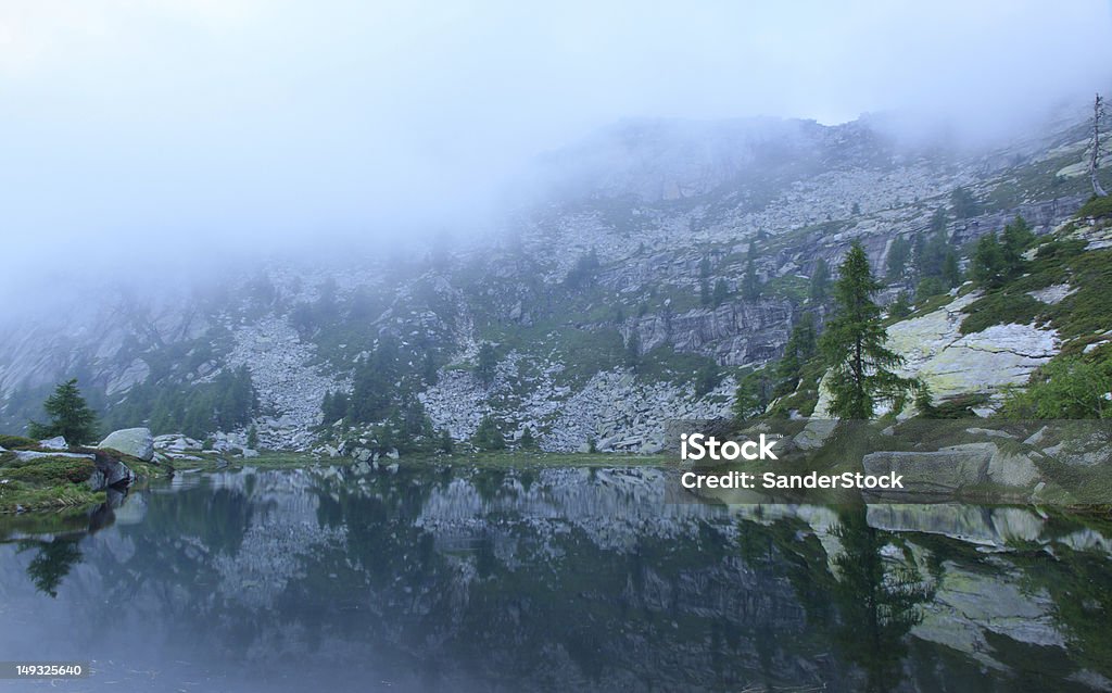 Pochmurny lake - Zbiór zdjęć royalty-free (Alpy)