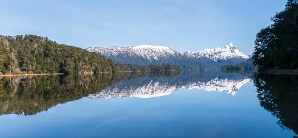 hermosa vista paisajística que ofrece el circuito de los siete lagos en san martín de los andes. - bariloche lagos patagonia number 7 fotografías e imágenes de stock