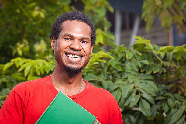 szczęśliwy ciemny skinned student - papua new guinea zdjęcia i obrazy z banku zdjęć