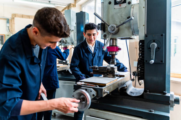 기술 직업 훈련에 종사하는 젊은이들의 그룹 - trainee mechanic engineer student 뉴스 사진 이미지