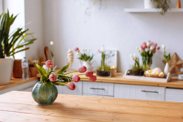 istock Vase with pink tulips in a modern kitchen. 1493274106