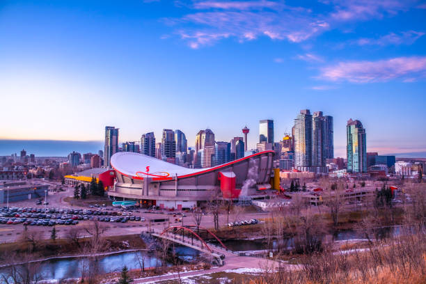 azul de calgary - scotiabank saddledome fotografías e imágenes de stock