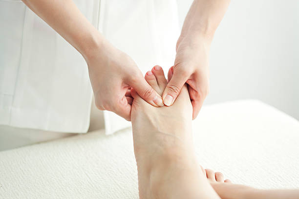 istock The beautician who massages a foot 149328030