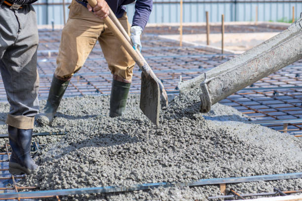 istock Spread concrete over the surface with shovels. 1493283531