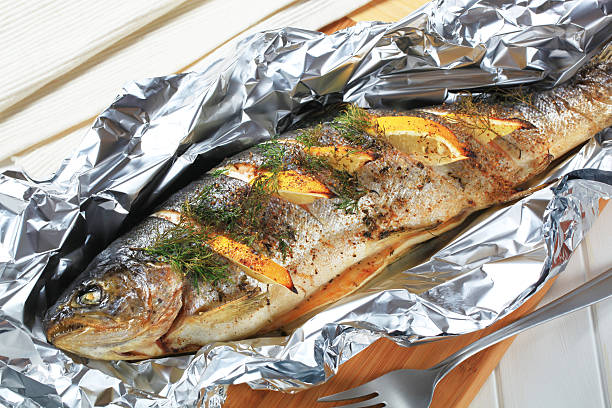 구은 송어, 레몬색 및 딜 - trout prepared fish whole grilled 뉴스 사진 이미지