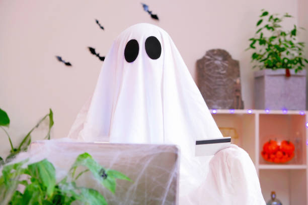 Ghost of Halloween uses laptop surf the Internet, browse online stores, markets. A ghost makes an order from computer for Halloween. Ghost pays for online purchase by credit, bank card. ghost of halloween utiliza la computadora portátil navegar por internet, navegar por tiendas en línea, mercados. ghost hace un pedido desde la computadora para halloween. ghost paga la compra en línea con tarjeta de crédito, tarjeta bancaria.