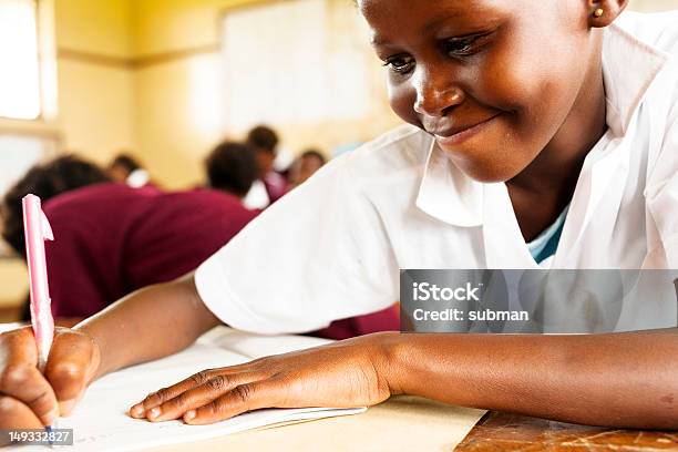 Giovane Africano Studente In Aula - Fotografie stock e altre immagini di Educazione - Educazione, Paese in via di sviluppo, Bambino