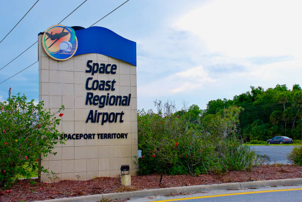 señal de entrada al aeropuerto regional de space coast, titusville, florida (ee. uu.) - copy space road sign sky above fotografías e imágenes de stock