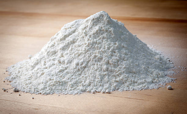 harina, en la mesa de madera - ground flour white heap fotografías e imágenes de stock