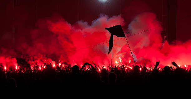 fan bruciare rosso recidive al concerto rock - celebration event performance performing arts event large group of people foto e immagini stock