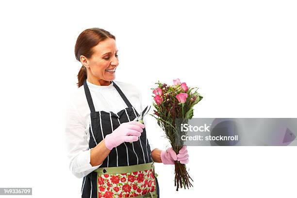 Mujer Madura Aislado Sobre Fondo Blanco Con Flores Foto de stock y más banco de imágenes de Fondo blanco - Fondo blanco, Florista, Regalo