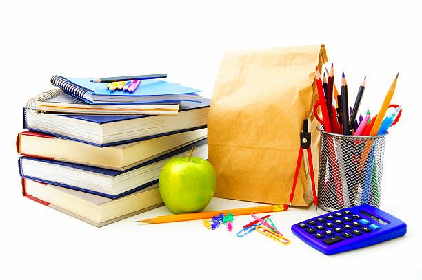 grupo de diferentes fuentes de la escuela en blanco - packed lunch paper bag apple lunch fotografías e imágenes de stock