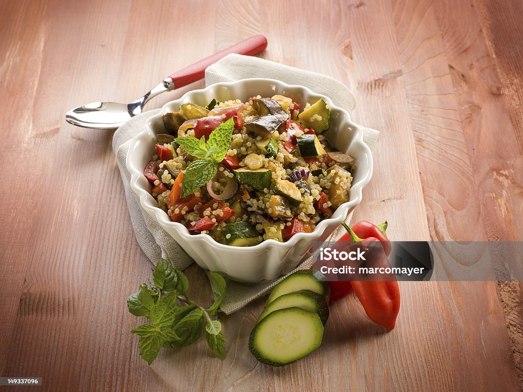 Salat mit Gemüse-quinoa - Lizenzfrei Abnehmen Stock-Foto