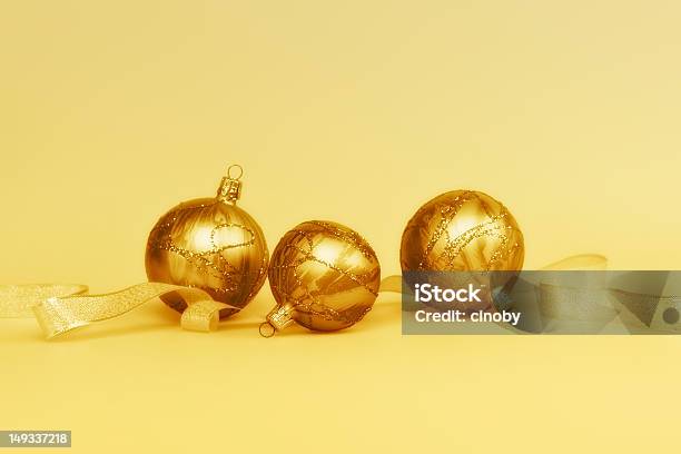 Golden Decoración De Navidad Foto de stock y más banco de imágenes de Adorno de navidad - Adorno de navidad, Adviento, Amarillo - Color