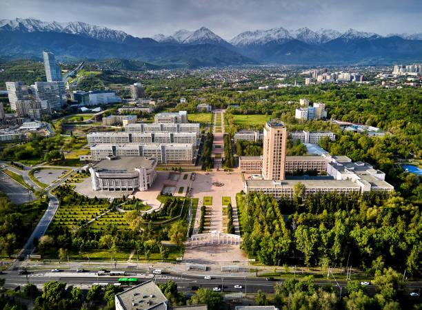 vista aérea del paisaje fluvial y urbano en almaty - almaty fotografías e imágenes de stock