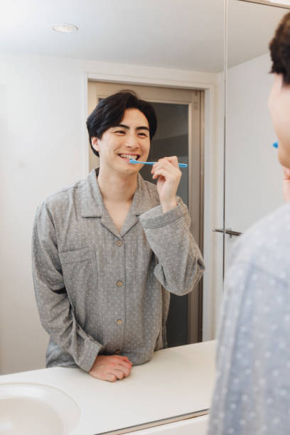 istock Japanese man in pajamas brushing his teeth 1493397364