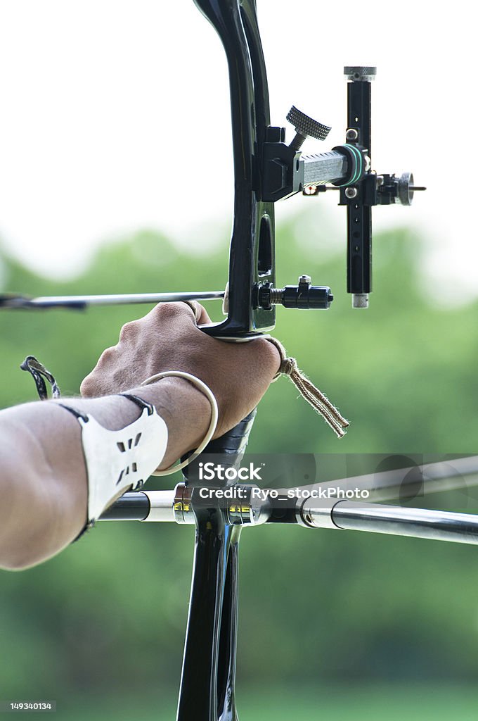 Um Tiro tem por objectivo um alvo durante a competição - Royalty-free Tiro com arco Foto de stock