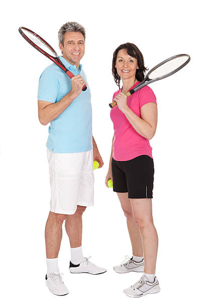 pareja madura con su disposición raquetas de tenis - tennis couple women men fotografías e imágenes de stock
