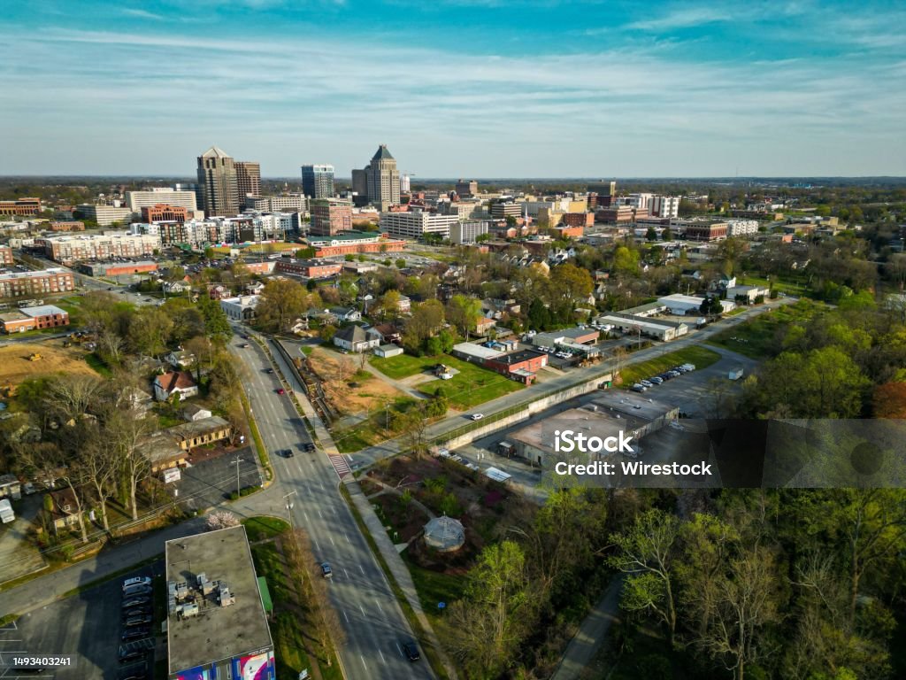 ノースカロライナ州グリーンズボロの晴れた日の近代的な建物の空撮 グリーンズボロ ノースカロライナ州のストックフォトや画像を多数ご用意