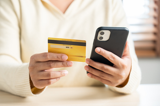 Mujer que usa la factura de pago del teléfono inteligente para realizar pagos en línea o compras en línea, pago sin efectivo. photo