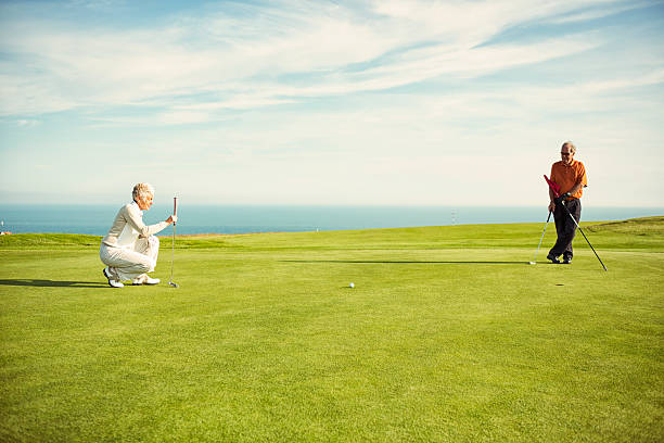 下部のカップ - tee box ストックフォトと画像