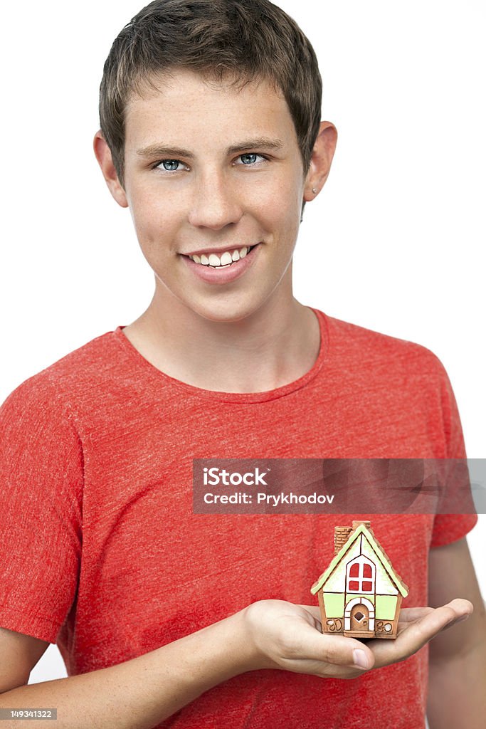 Молодой мальчик, держа Дом на руку - Стоковые фото Архитектура роялти-фри