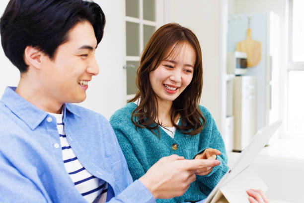istock Japanese couple chatting in living room 1493419210