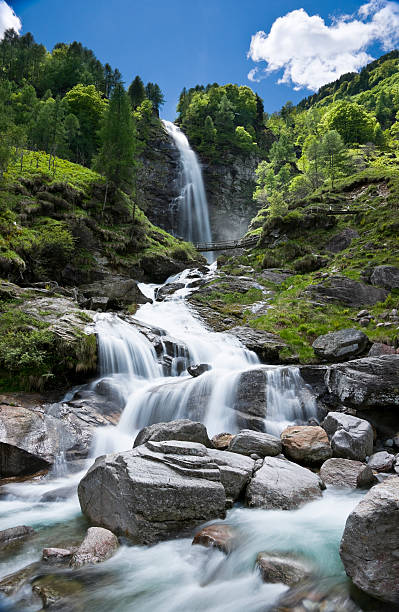 wasserfall bei sonogno 、ヴァル verzasca (schweiz ) - switzerland european alps ticino canton scenics ストックフォトと画像