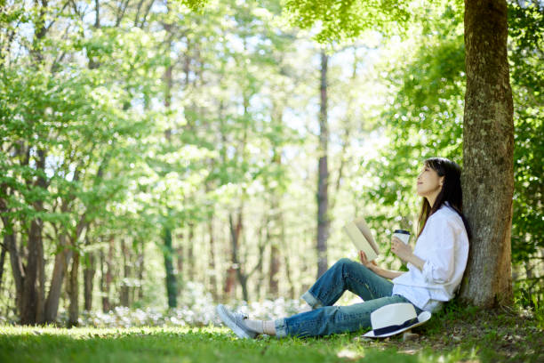 森でくつろぐ日本人女性 - リフレッシュ ストックフォトと画像