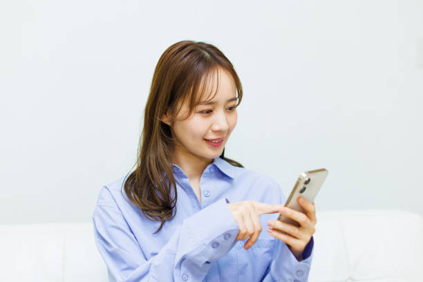 Japonés Mujer trabajando en su casa - foto de stock