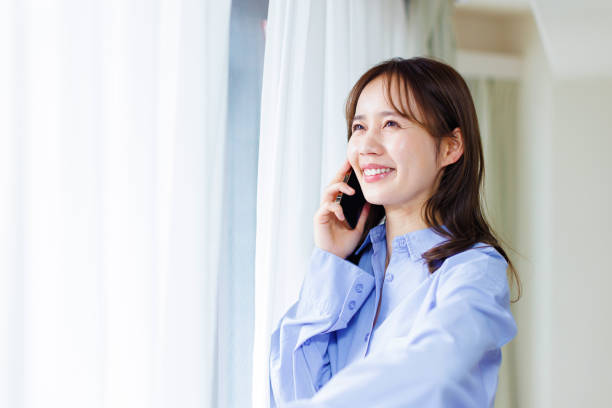 Mujer japonesa trabajando en casa - foto de stock