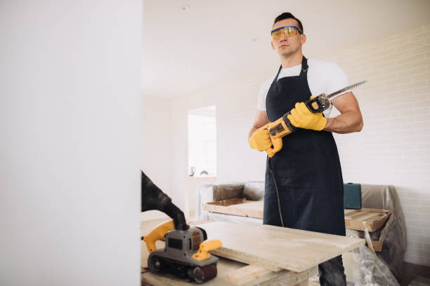 hombre de mantenimiento usando una sierra eléctrica para arreglar muebles - maintenance engineer home improvement men manual worker fotografías e imágenes de stock