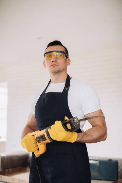 hombre de mantenimiento usando una sierra eléctrica para arreglar muebles - maintenance engineer home improvement men manual worker fotografías e imágenes de stock