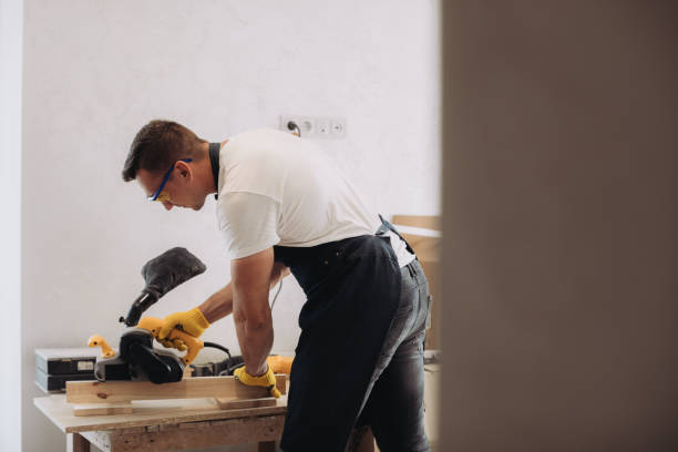 hombre de mantenimiento arreglando muebles con un equipo especial - maintenance engineer home improvement men manual worker fotografías e imágenes de stock