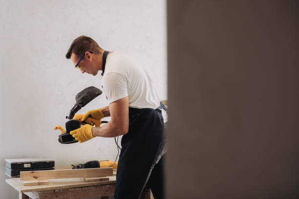 hombre de mantenimiento arreglando muebles con un equipo especial - maintenance engineer home improvement men manual worker fotografías e imágenes de stock