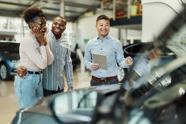 なんてことだ、私はこの車が本当に好きです! - car african descent shopping car dealership ストックフォトと画像