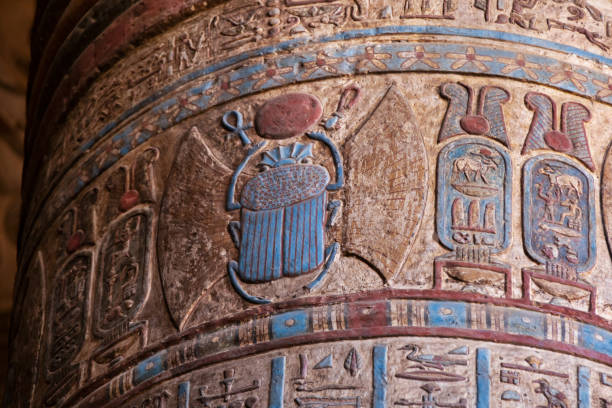 neu restaurierte säulen in esna im tempel von khnum in esna . säulen nach der restaurierung . luxor. ägypten. - esna stock-fotos und bilder