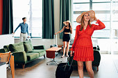 menschen-kommen-nach-der-reise-in-ihrem-hotel-an-ihr-urlaubsaufenthalt-beginnt.jpg?b=1&s=170x170&k=20&c=z6S-UwREacsx4leSjZRJNqq3mCV6PRiXV2AP-s377lk=