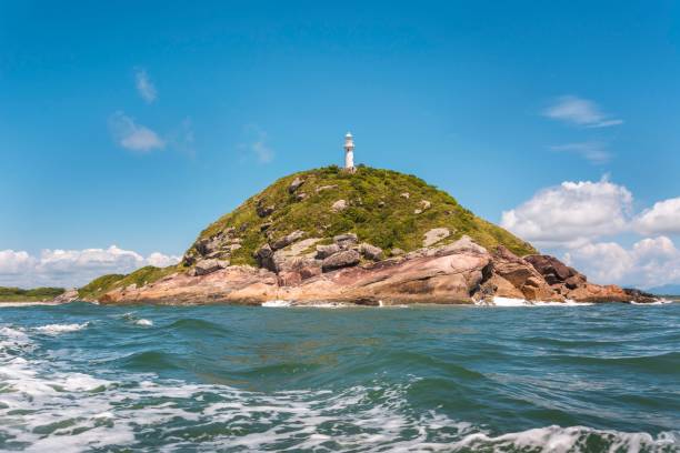 ブラジル南部の島にある灯台。ボートや船のガイド。 - maine lighthouse rock sea ストックフォトと画像