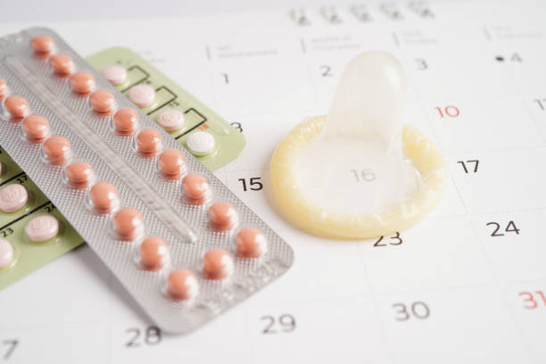 préservatif et pilules contraceptives pour prévenir l’infection, les rapports sexuels protégés et le contrôle des naissances. - contraceptive sex education birth control pill condom photos et images de collection