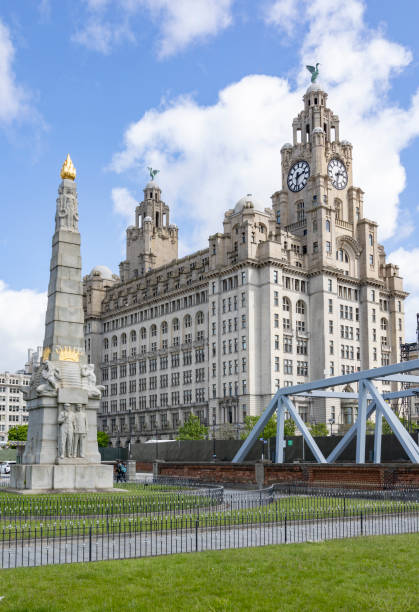 All heroes of the marine engine room memorial in front of the Royal Liver building Liverpool, England Liverpool, united kingdom May, 16, 2023 All heroes of the marine engine room memorial in front of the Royal Liver building Liverpool, England titanic room stock pictures, royalty-free photos & images
