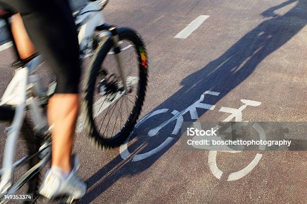 Bicicleta Ciclismo En Ruta Foto de stock y más banco de imágenes de Andar en bicicleta - Andar en bicicleta, Carril para ciclistas, Bicicleta