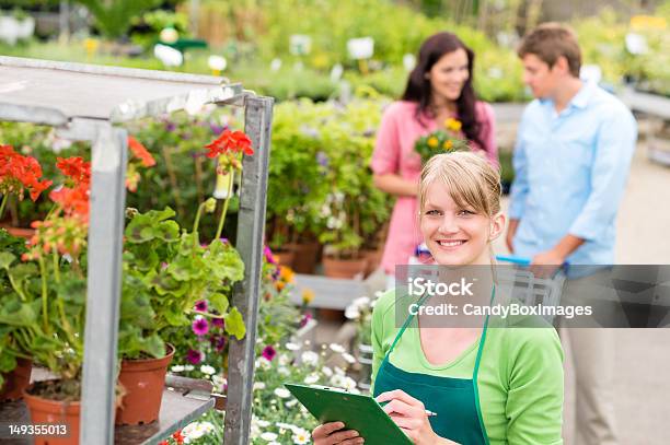 Florista En El Jardín Centro De Compras De Inventario Foto de stock y más banco de imágenes de Adulto