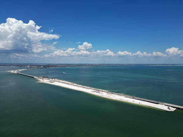 causeway bridge sandbar - carretera sobre agua fotografías e imágenes de stock