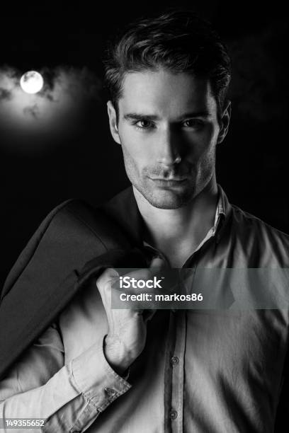 Schöner Mann Im Mondlicht Stockfoto und mehr Bilder von Jacke - Jacke, Schwarzweiß-Bild, 25-29 Jahre