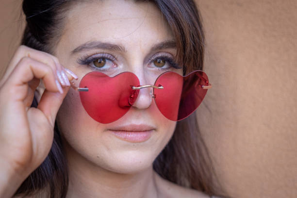 atractiva modelo femenina con gafas en forma de corazón - blocking sled fotografías e imágenes de stock