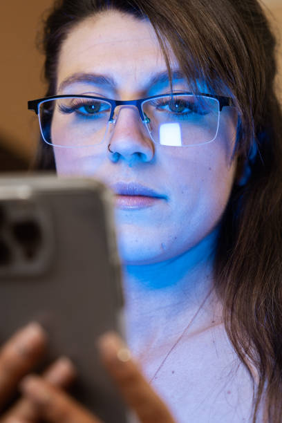 mulher usando óculos de bloqueio de luz azul - blocking sled - fotografias e filmes do acervo