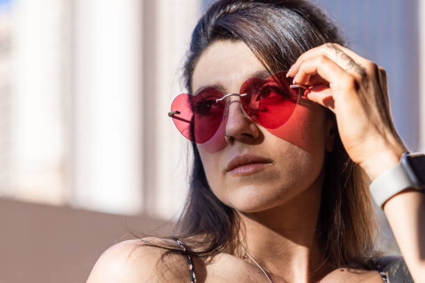 modello femminile attraente con occhiali a forma di cuore - blocking sled foto e immagini stock