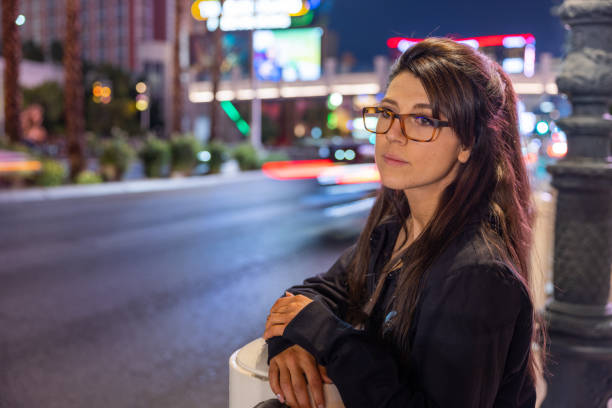 mujer joven en la ciudad con gafas - blocking sled fotografías e imágenes de stock