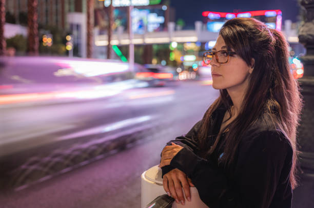 giovane donna in città con gli occhiali - blocking sled foto e immagini stock